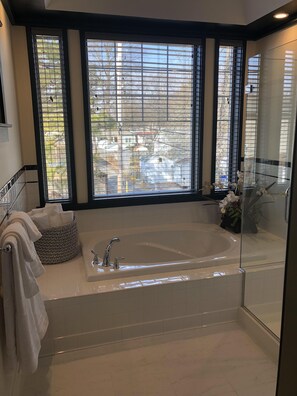 Badewanne, Haartrockner, Handtücher, Toilettenpapier