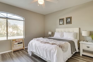 2 bedrooms, desk, iron/ironing board, travel cot - Pool & Gym Access: Scottsdale Gem Near Golfing! (scottsdale)