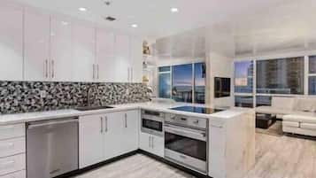 Geladeira, fogão, cooktop, lava-louças