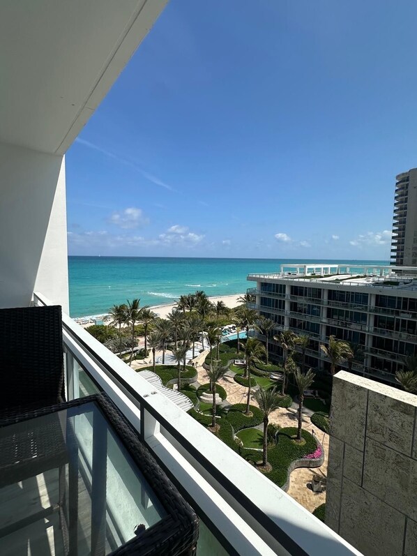 Property grounds - Ocean view at the Carillon 🏝⛱ (Miami Beach)