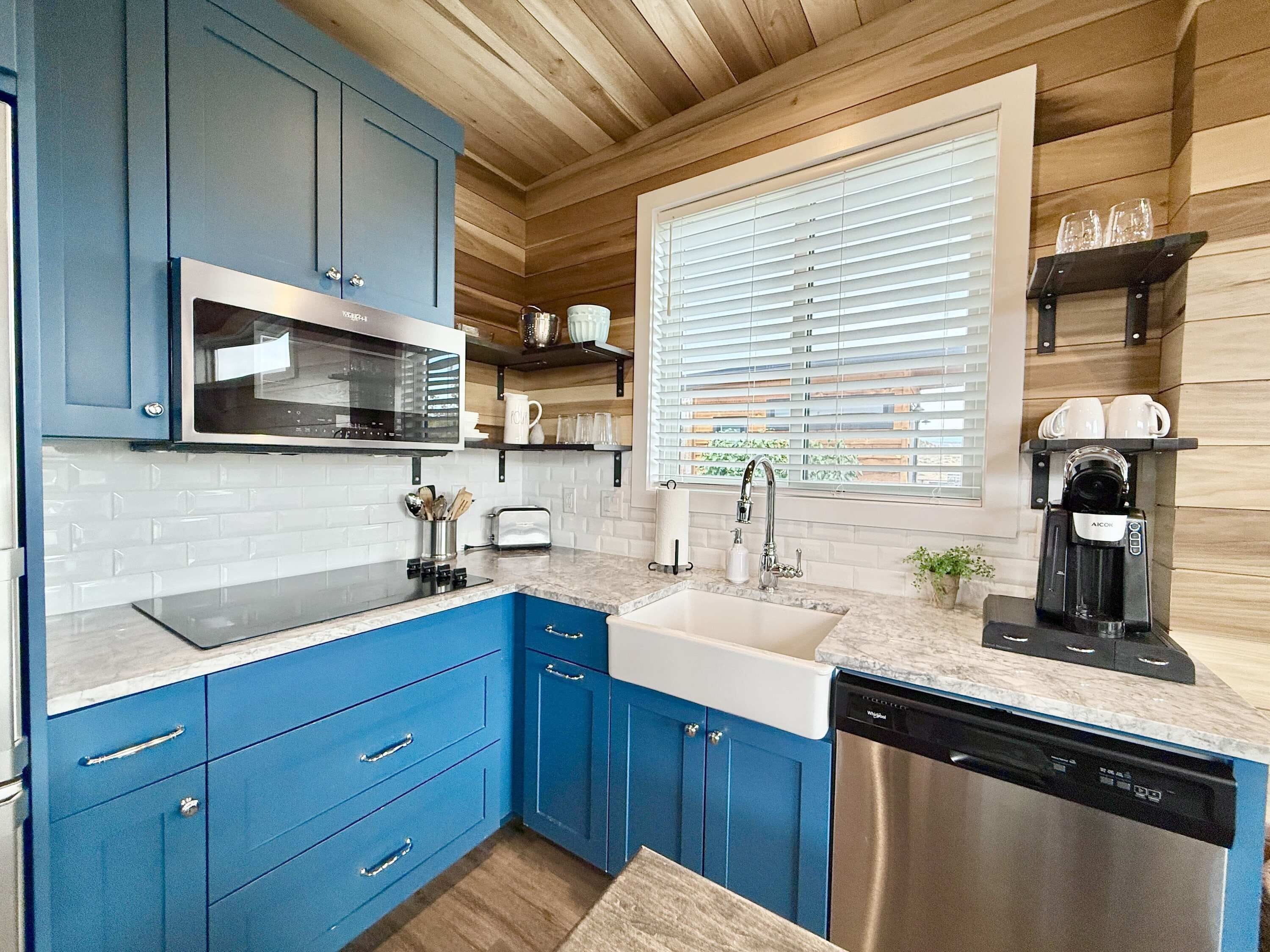 Réfrigérateur, micro-ondes, plaque de cuisson, lave-vaisselle