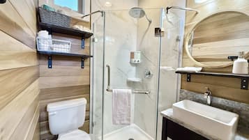 Shower, rainfall showerhead, free toiletries, hair dryer