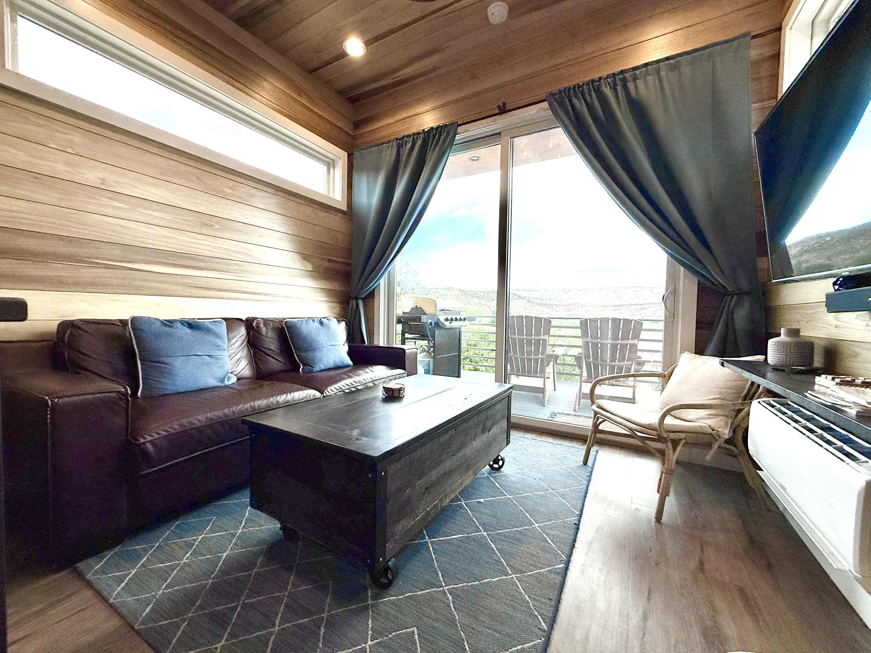 Een televisie en een kantoor