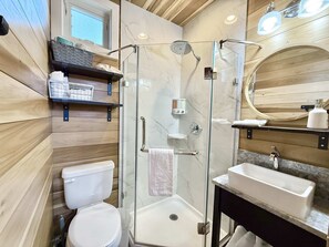 Shower, rainfall showerhead, free toiletries, hair dryer
