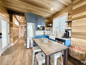 Réfrigérateur, micro-ondes, plaque de cuisson, lave-vaisselle