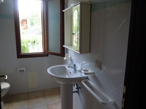 Dusche, Haartrockner, Bidet, Handtücher