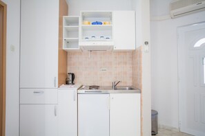 Kylskåp, spishäll, vattenkokare och grytor/köksredskap