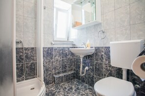 Dusch, hårtork, handdukar och tvål