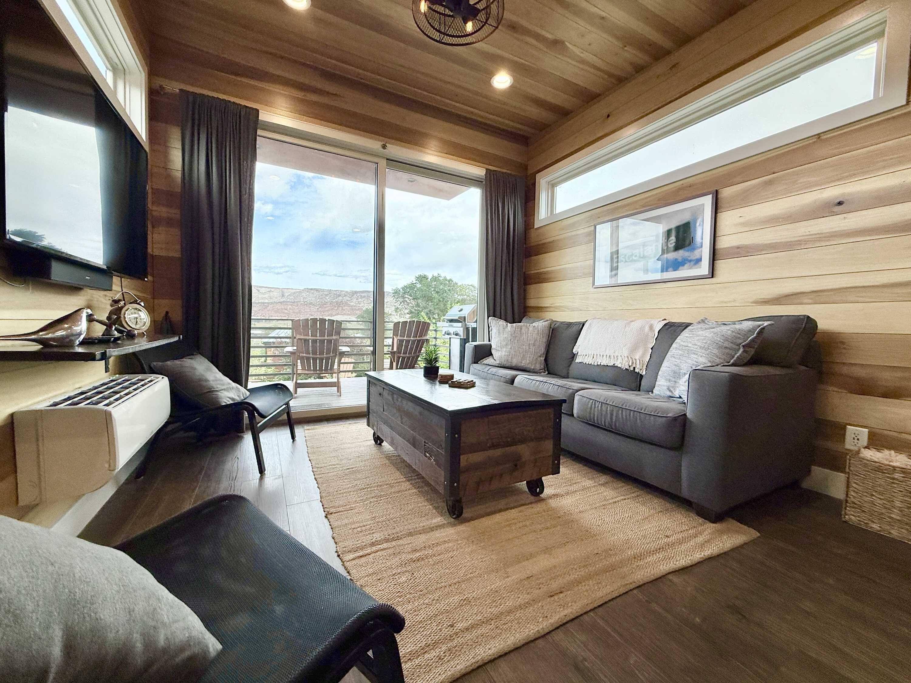 Een televisie en een kantoor