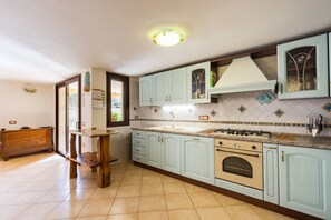 Fridge, microwave, oven, stovetop - RIFINITO APPARTAMENTO CON WIFI ILLIMITATO, LETTI ORTOPEDICI, AIR/C. (Solanas villasimius)