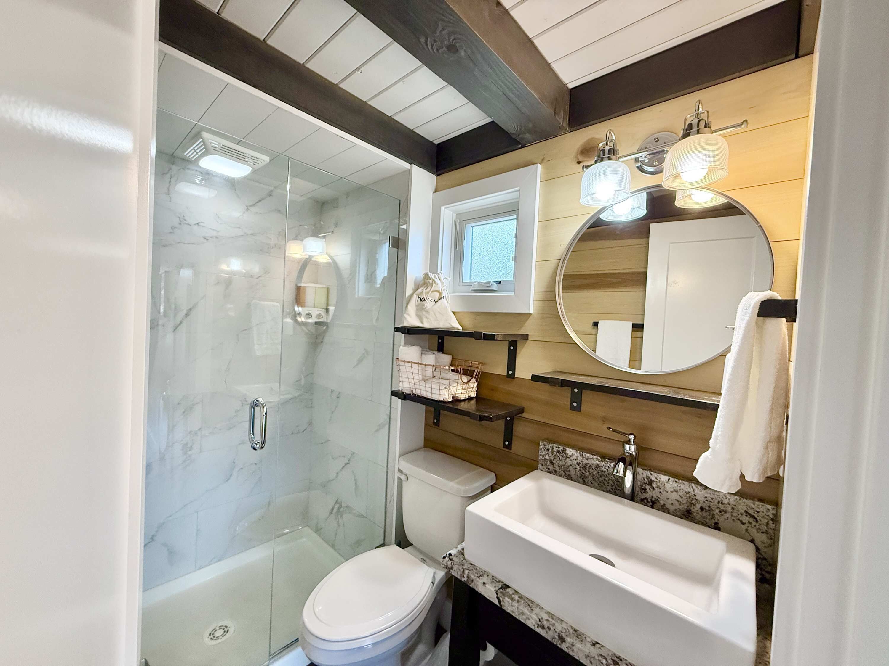 Dusj, hårføner, håndklær og sjampo