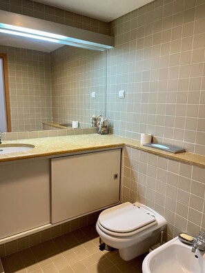 Ducha y bañera combinadas, secador de pelo, toallas y jabón