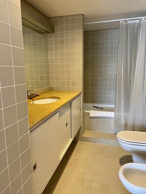 Ensemble douche/baignoire, sĂšche-cheveux, serviettes fournies, savon
