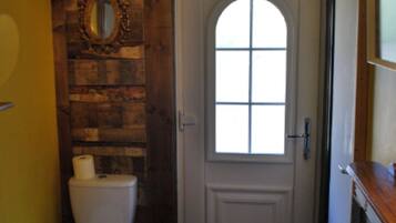 Dusche, Haartrockner, Handtücher, Toilettenpapier