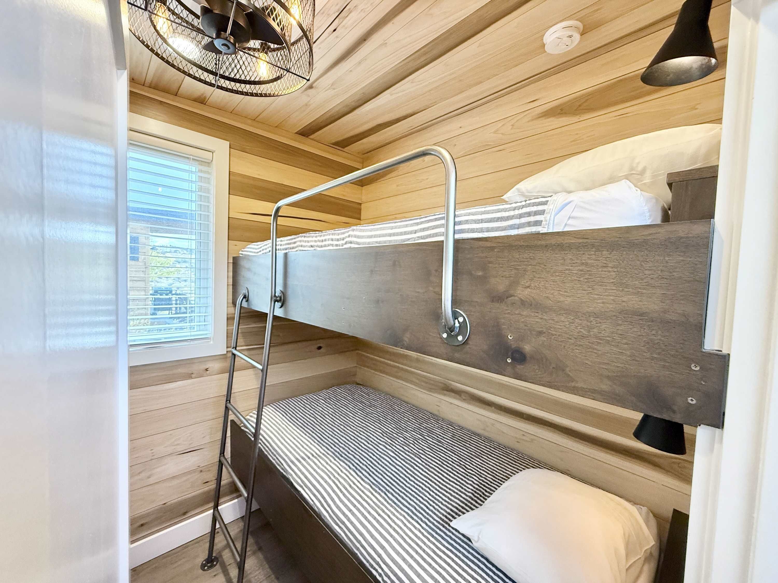 2 室のベッドルーム、WiFi、ベッドシーツ