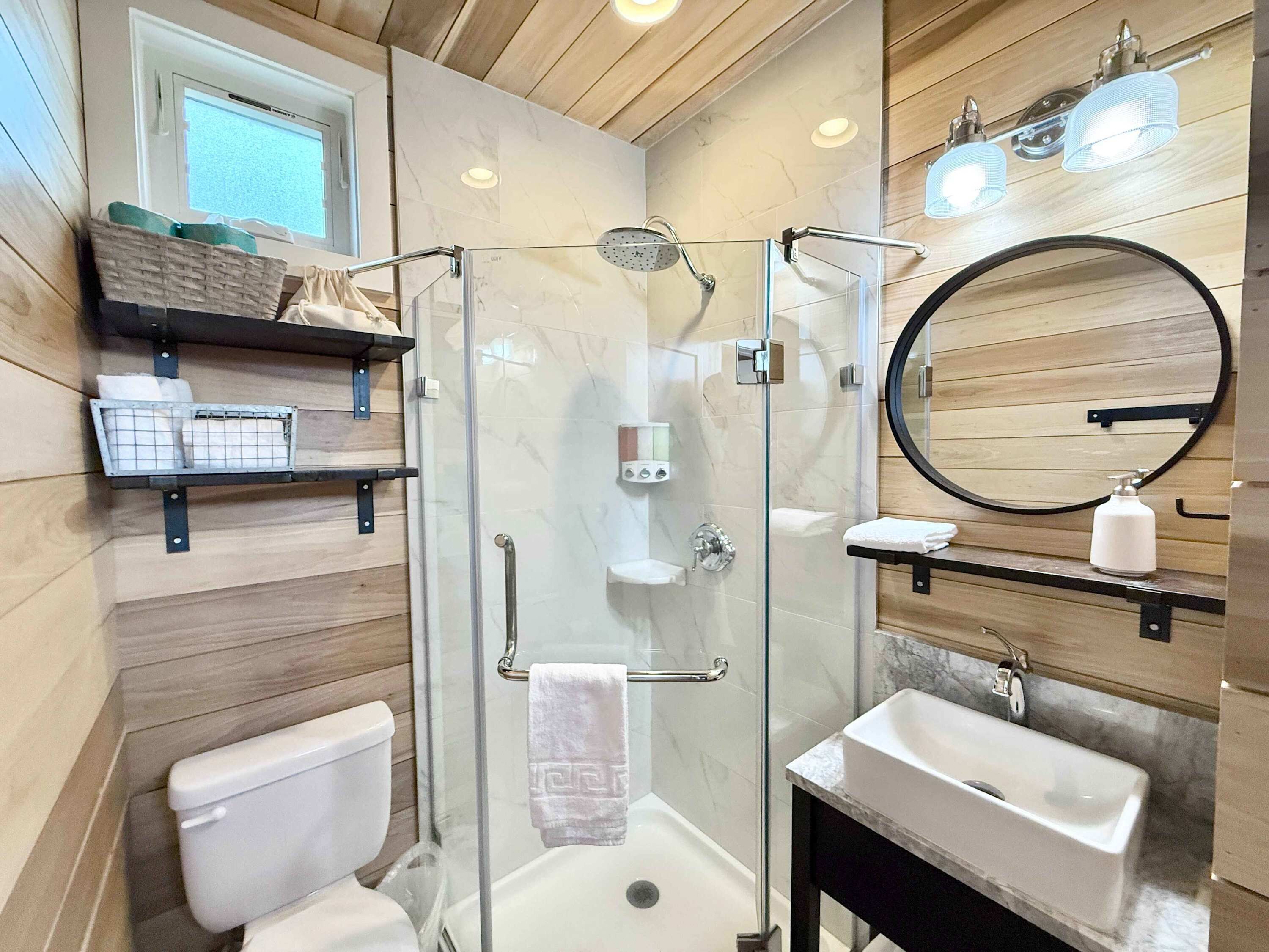 シャワー、バスアメニティ (無料)、ヘアドライヤー、タオル