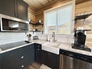 Een koelkast, een microgolfoven, een oven, een kookplaat