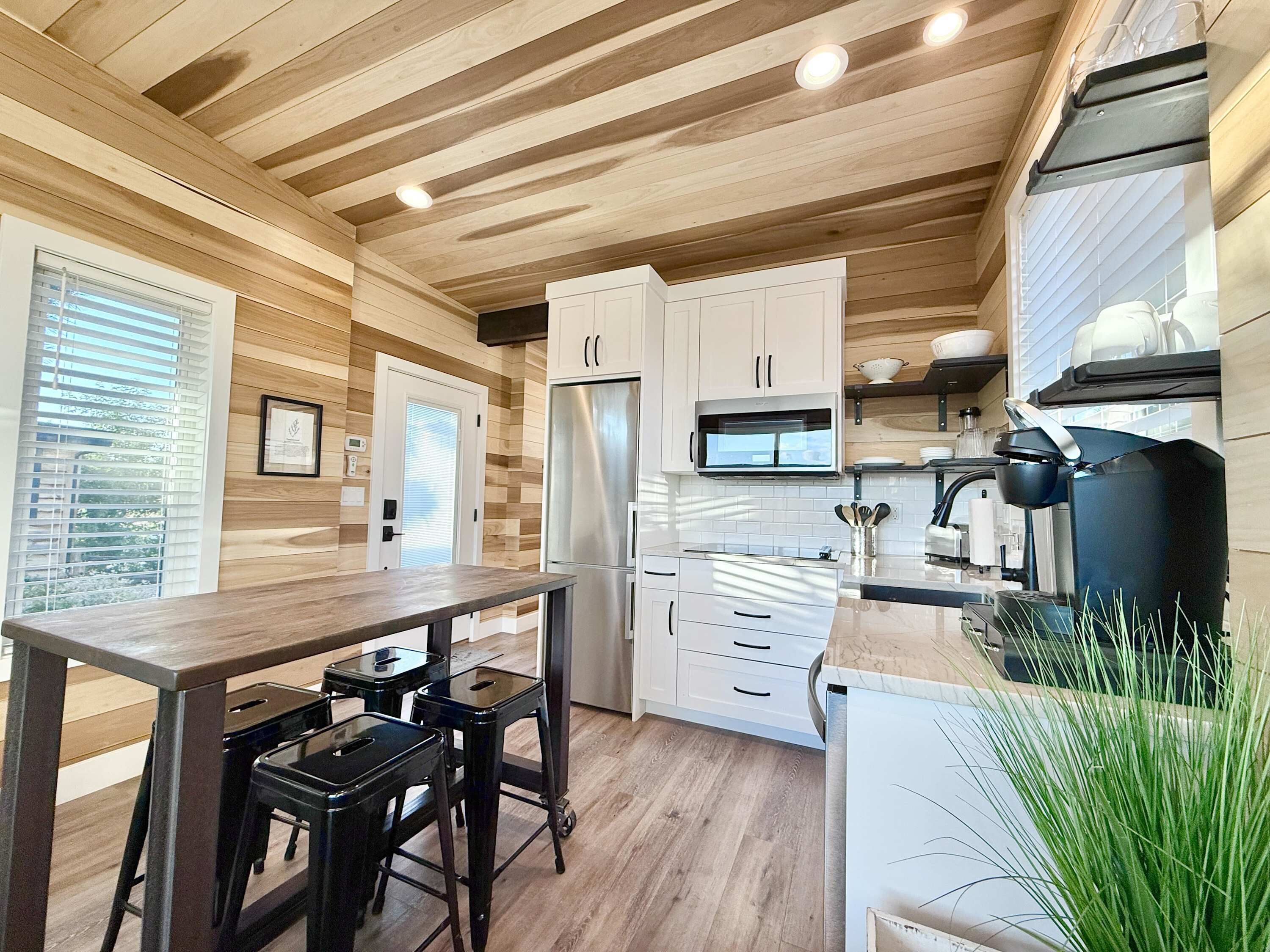 Réfrigérateur, micro-ondes, plaque de cuisson, lave-vaisselle