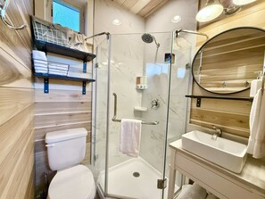 Chuveiro, secador de cabelo, toalhas de banho, shampoo
