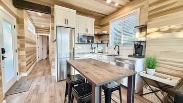 Een koelkast, een microgolfoven, een kookplaat, een vaatwasser