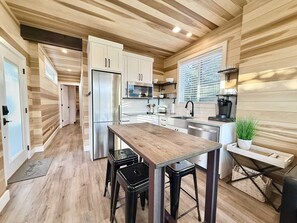 ثلاجة، ميكروويف، موقد طهي مسطح، غسالة أطباق