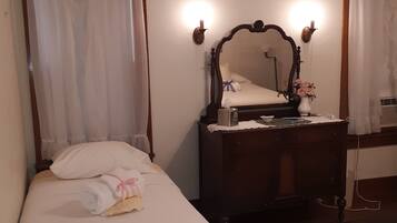 3 bedrooms, iron/ironing board, bed sheets