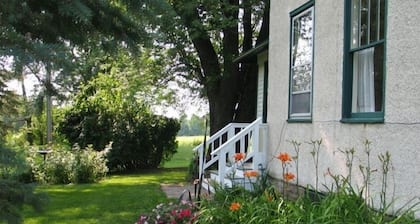 Cozy Country Historic Home - Clean,Spacious,Scenic - near Devil's Lake ,WI Dells