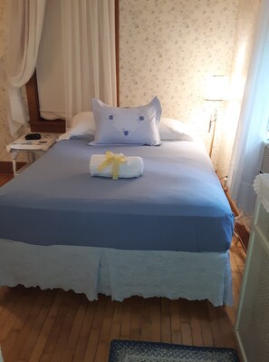 3 quartos, ferros/tábuas de passar roupa, roupa de cama