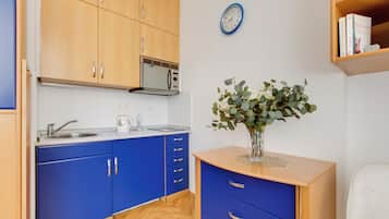 Frigorifero, microonde, piano cottura, macchina per tè/caffè