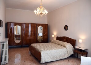 2 chambres, fer et planche à repasser, lit parapluie, Wi-Fi gratuit