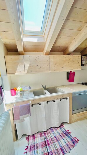 Fridge, microwave, oven, stovetop - The artist's house - Apartment near the lake (Gravedona)