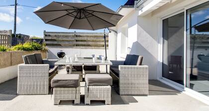 House with swimming pool - walking distance to the beach