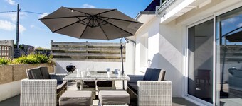 House with swimming pool - walking distance to the beach