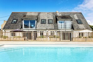 Outdoor pool, a heated pool - House with swimming pool - walking distance to the beach (Plouescat)