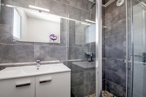 Badekar, hårtørrer, Toiletpapir