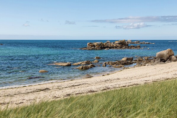 Beach nearby - House with swimming pool - walking distance to the beach (Plouescat)