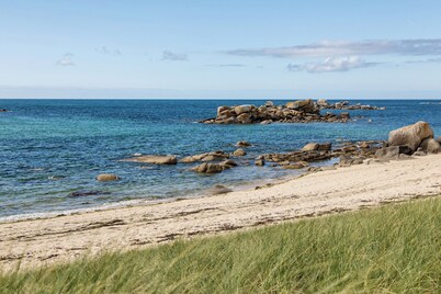 House with swimming pool - walking distance to the beach