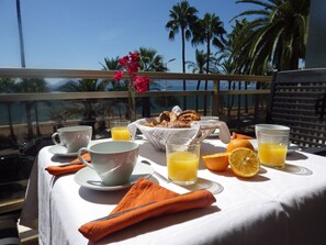 Outdoor dining - Luxurious Rottaro apartment facing the sea. (Cannes)
