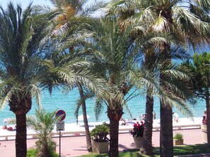 On the beach - Luxurious Rottaro apartment facing the sea. (Cannes)