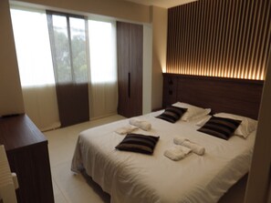 2 bedrooms, soundproofing, iron/ironing board, free WiFi - Luxurious Rottaro apartment facing the sea. (Cannes)