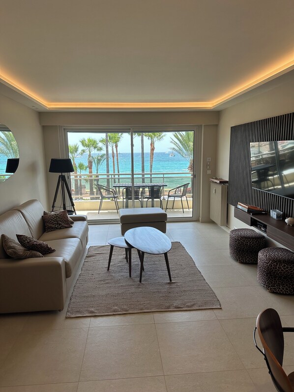 TV, books - Luxurious Rottaro apartment facing the sea. (Cannes)