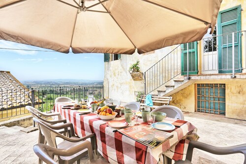 Period residence in medieval town in the center of Tuscany