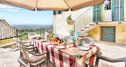 Period residence in medieval town in the center of Tuscany
