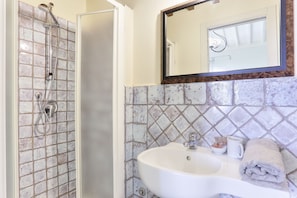 Shower, bidet, towels - Period residence in medieval town in the center of Tuscany (Palaia)