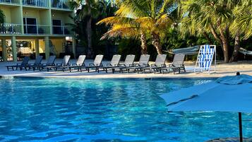 Utomhuspool och uppvärmd pool