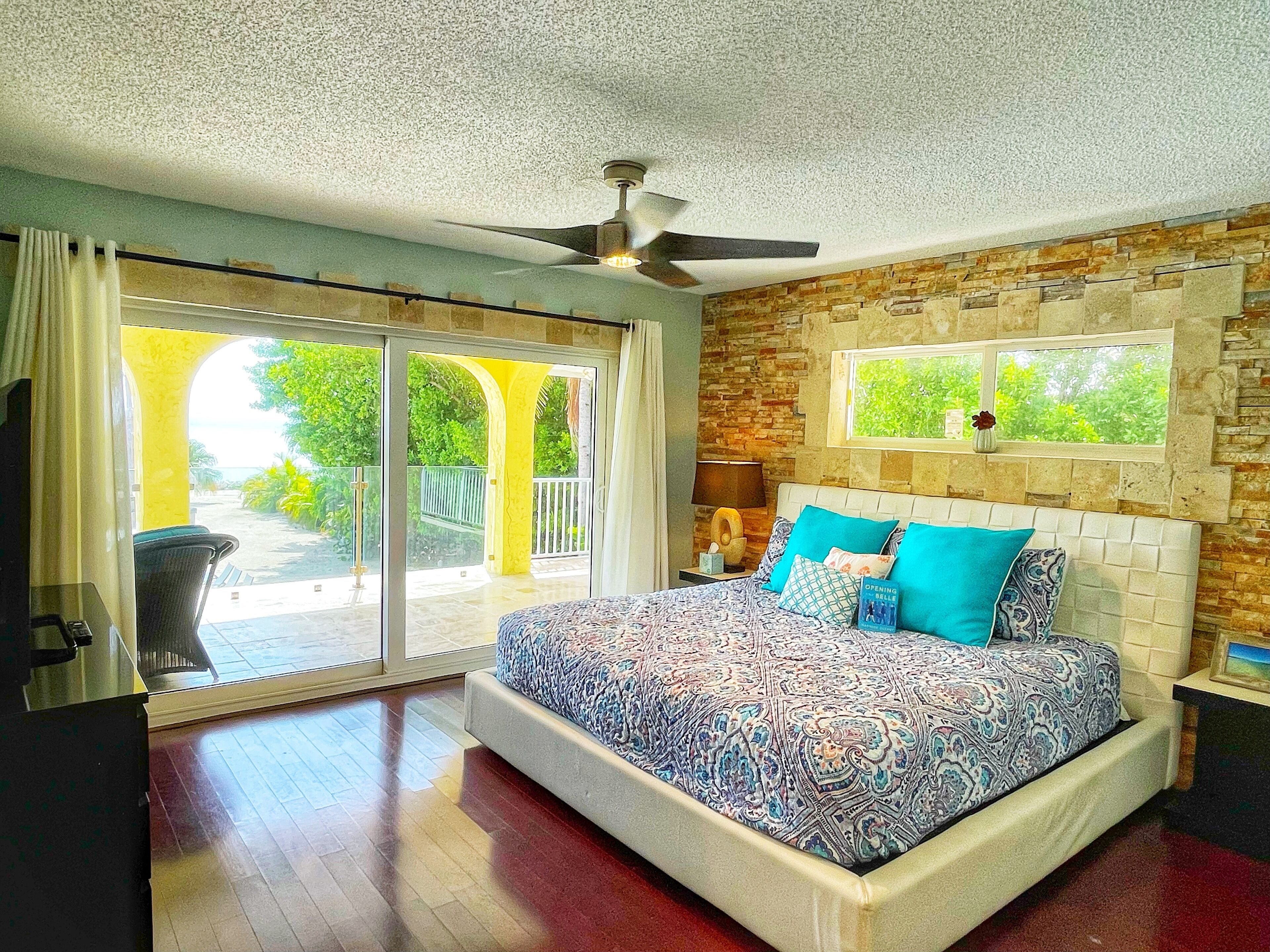 14 dormitorios, caja fuerte, tabla de planchar con plancha