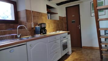 Fridge, microwave, oven, coffee/tea maker