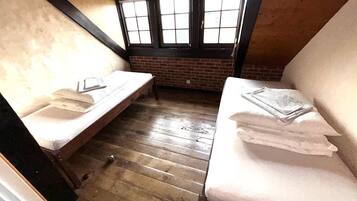 3 sovrum, vÀrdeförvaringsskÄp pÄ rummet och strykjÀrn/strykbrÀda