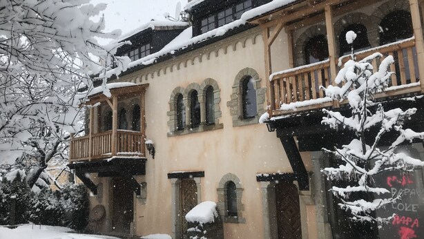 A historic building with a balcony and arched windows, surrounded by snow. - Interesting holiday apartment GUARDROOM in the Leppersdorf manor (Wachau)