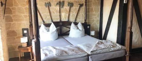 3 chambres, coffres-forts dans les chambres, fer et planche Ă repasser